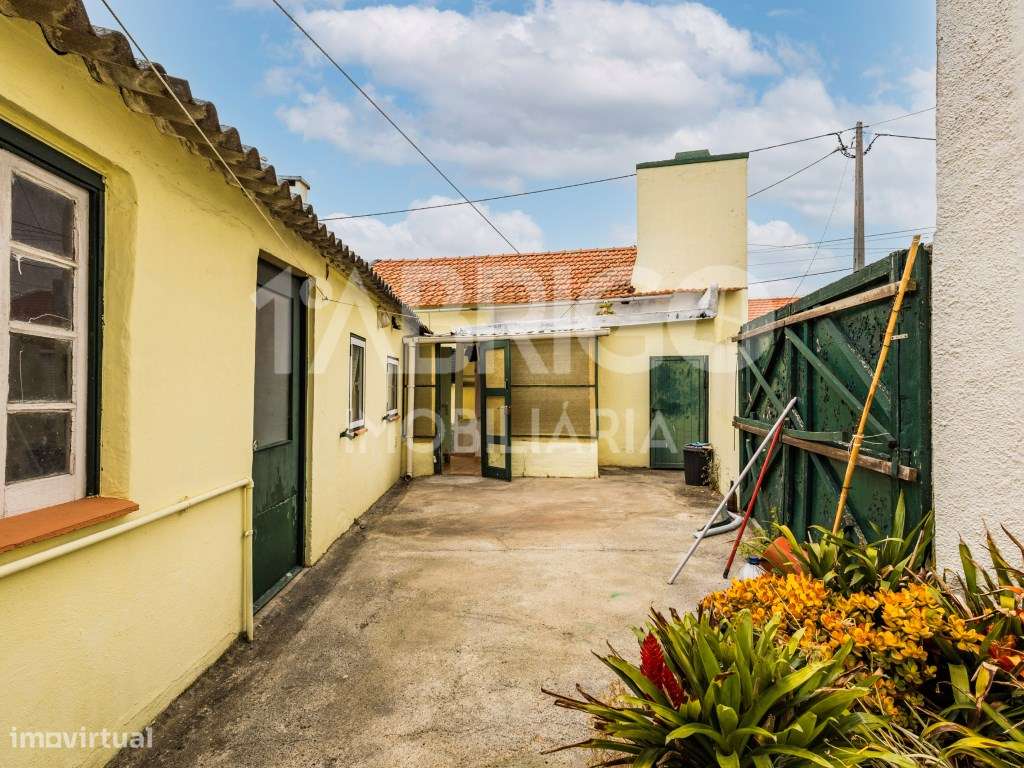 Moradia T3 Central, Oportunidade de Reabilitação (Para venda ao abr...-17