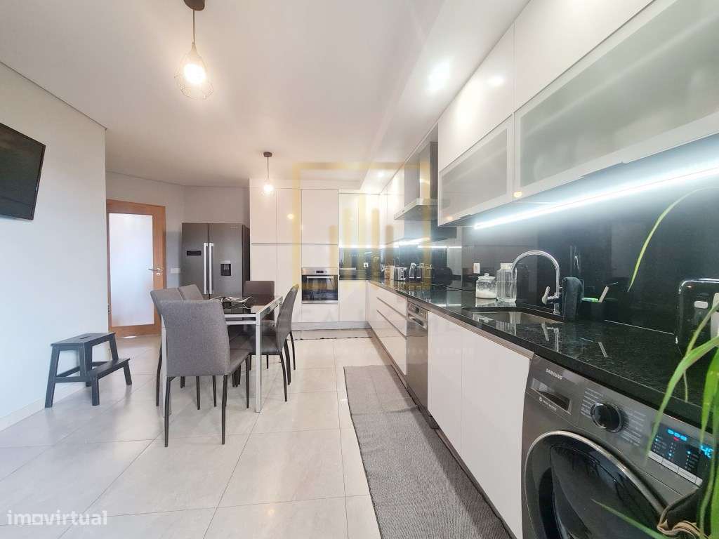 Apartamento T3 com Terraço e 3 WC, em Lagoa.-18