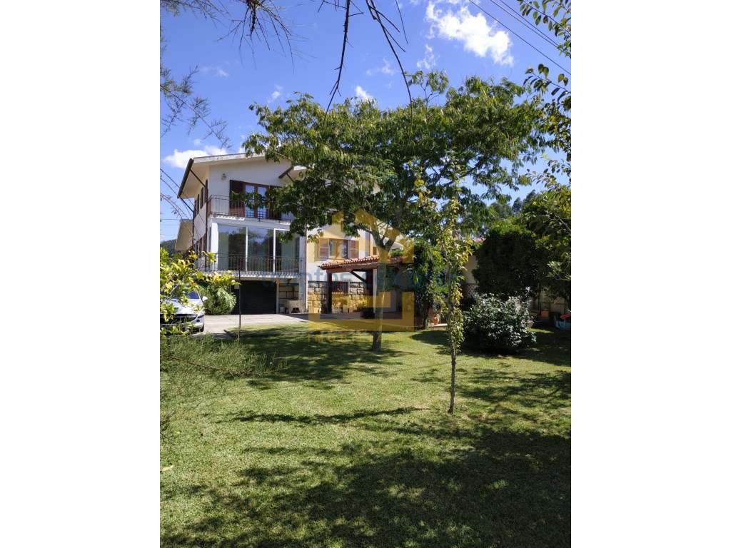 Moradia T4 de 4 Frentes Renovada inserida num lote de 1450m2 | Laún...-32
