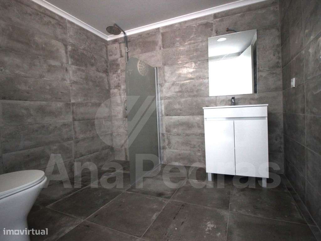 Moradia T2 Totalmente Reconstruída em Sarilhos Pequenos - Moita-12