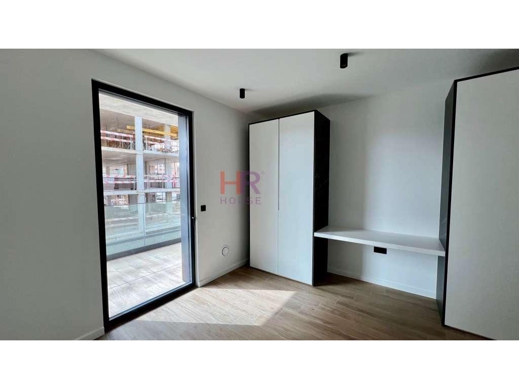 Vende-se Fantástico T2 com terraço privativo-23