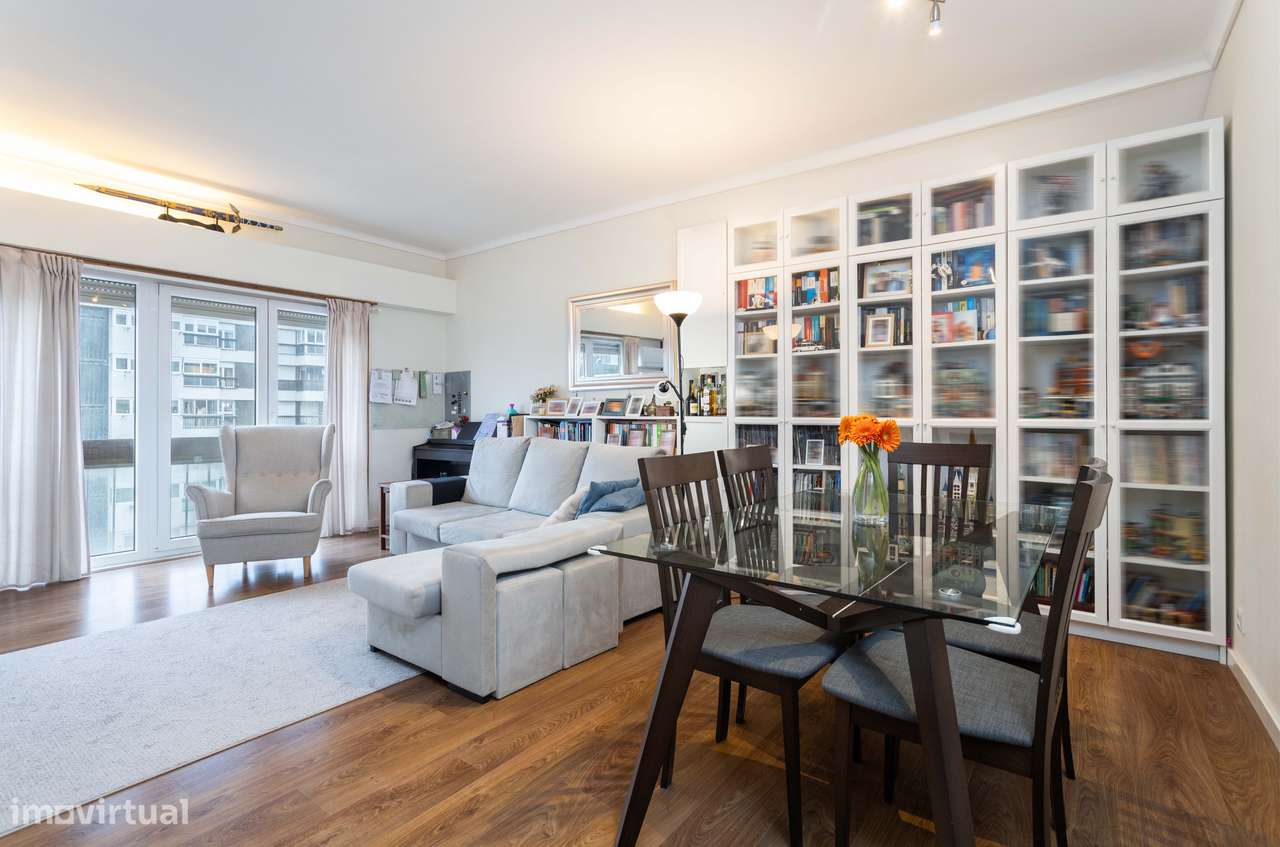 Elegância Familiar em Miraflores: Apartamento T2 Remodelado com Vistas - Grande imagem: 2/16