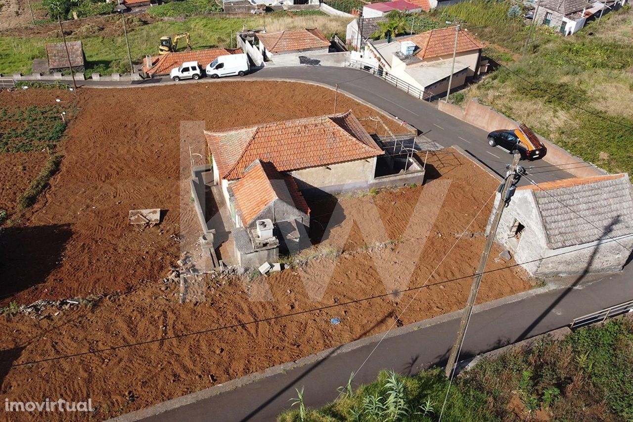 Moradia no Arco da Calheta com terreno de 1257m² | Oportunidade de neg