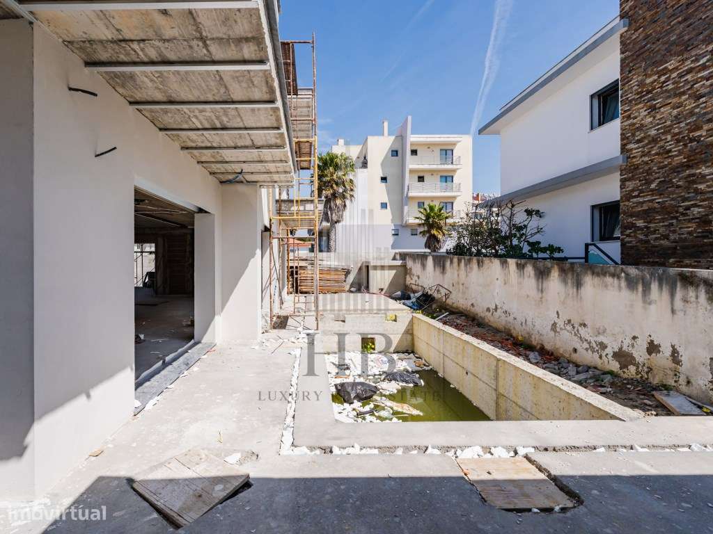 Moradia T4 de Luxo com Piscina Privativa e Jardim | Mafra-39