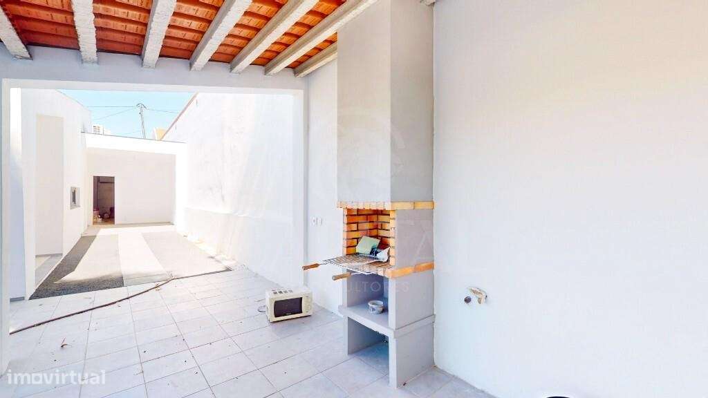 Moradia T3 com piscina, na Sobreda-26