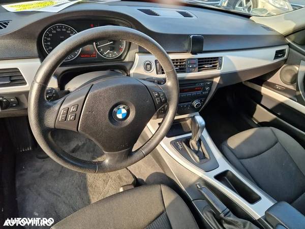 BMW Seria 3 320i Aut. - 6