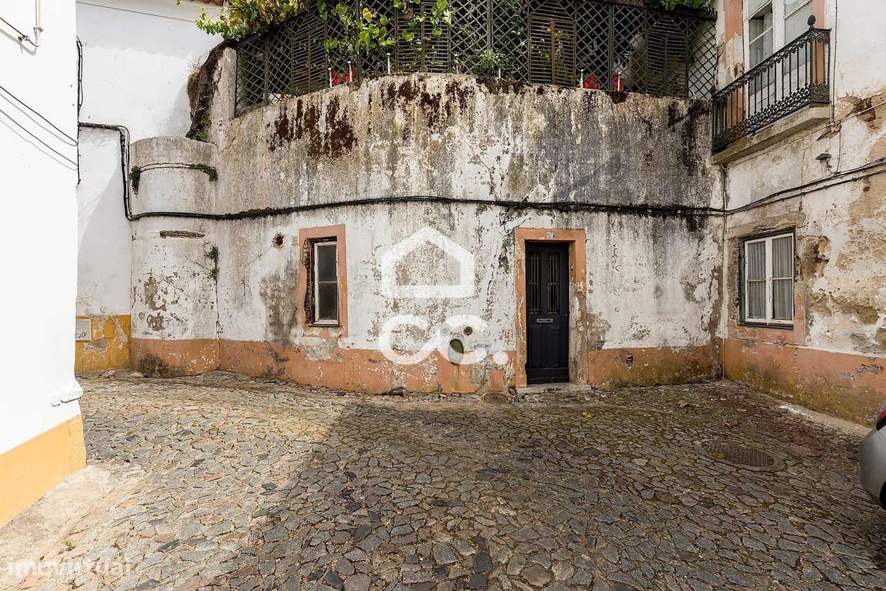 Moradia T3 Bifamiliar de 1º andar com Terraço no Centro Histórico de É-24