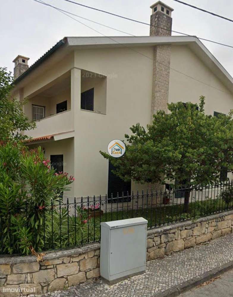 Moradia Geminada  de um dos lados do outro tem entarada e jardim em to-5