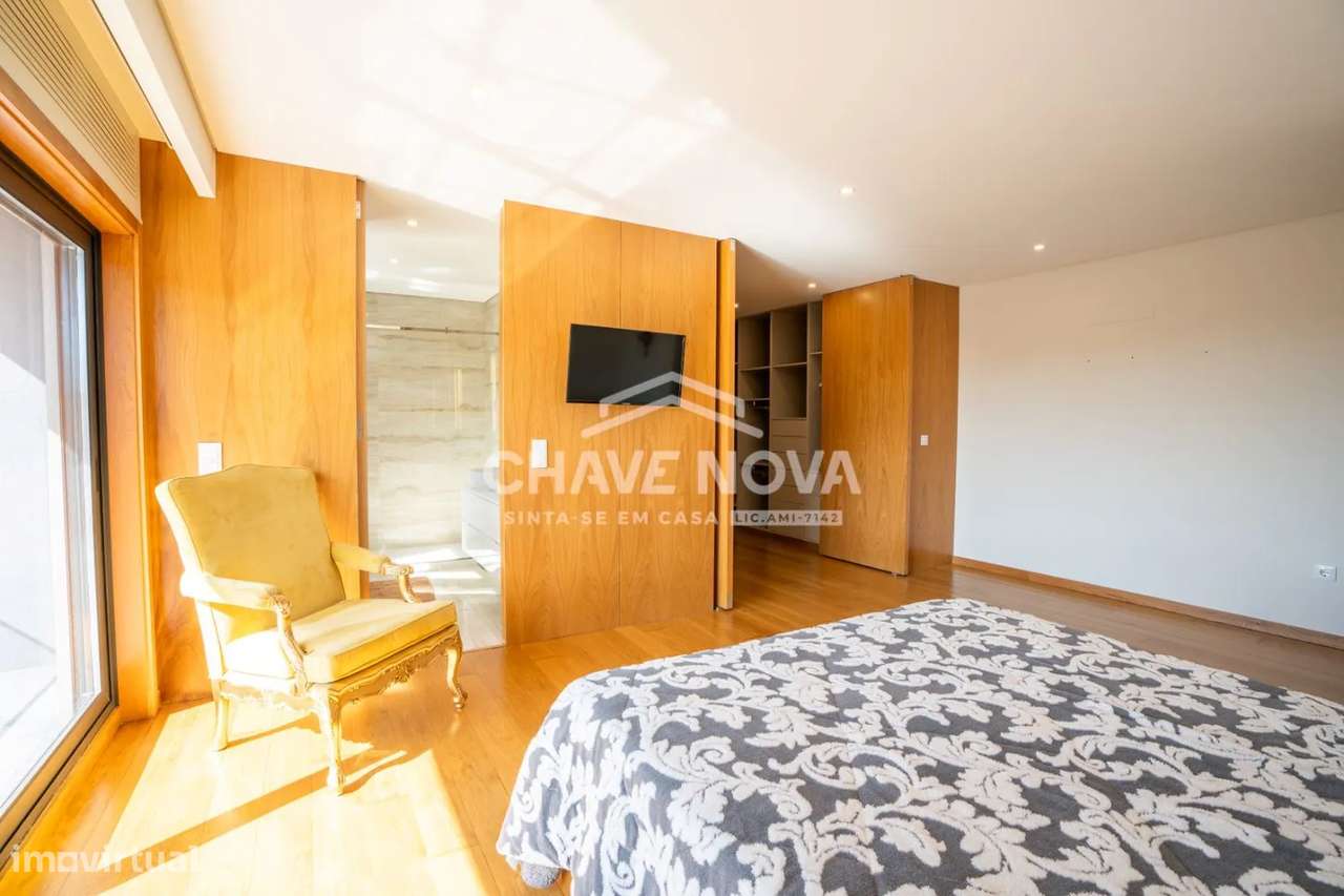 Moradia Geminada V3 Como Nova c/ Garagem Box em Canidelo-5