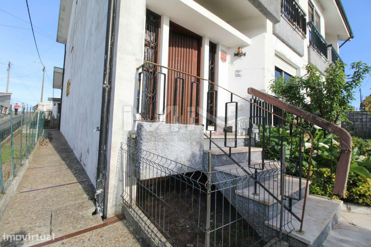 Moradia de 3 Frentes com Vista Panorâmica no Coração de Gondomar-39