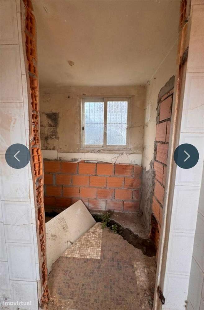 Prédio com 3 Habitações, Garagem e Terreno em Grijó-10
