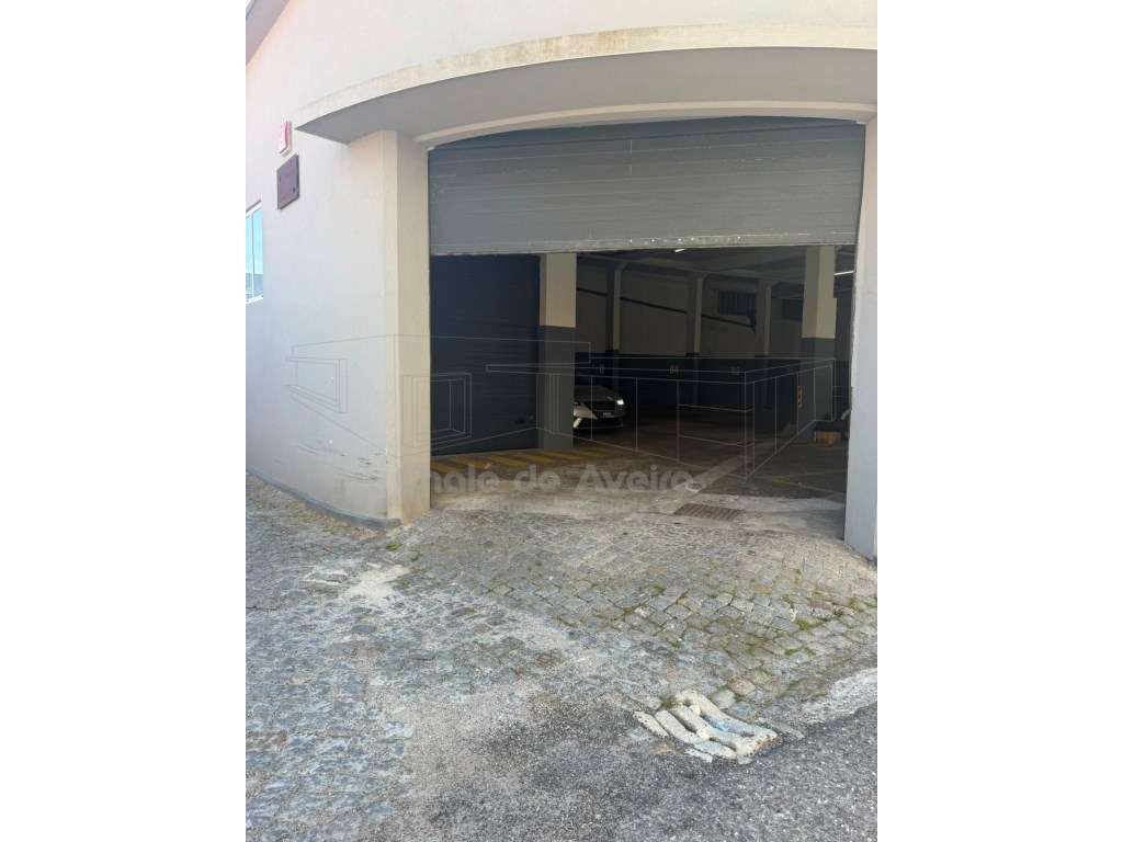 Apartamento T2 com lugar de garagem em Esgueira-11