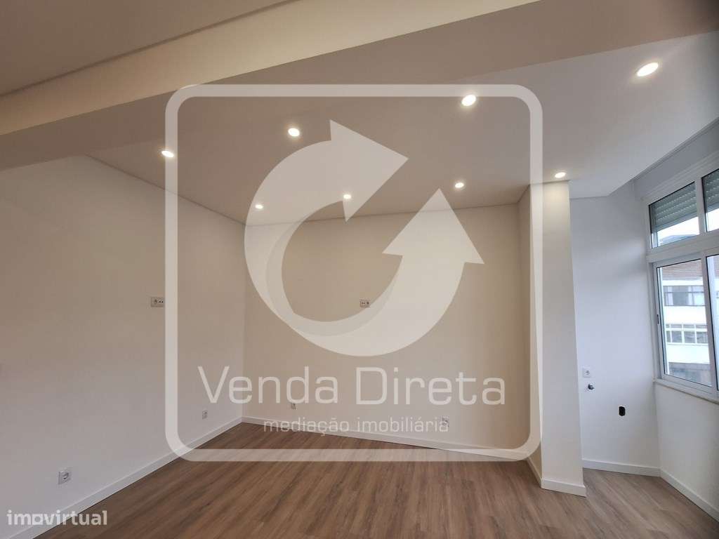 T4 totalmente remodelado no Barreiro com Varanda.-7