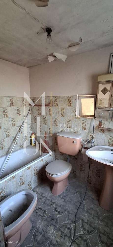 Moradia T2 bifamiliar com grande potêncial e excelente localização:-29