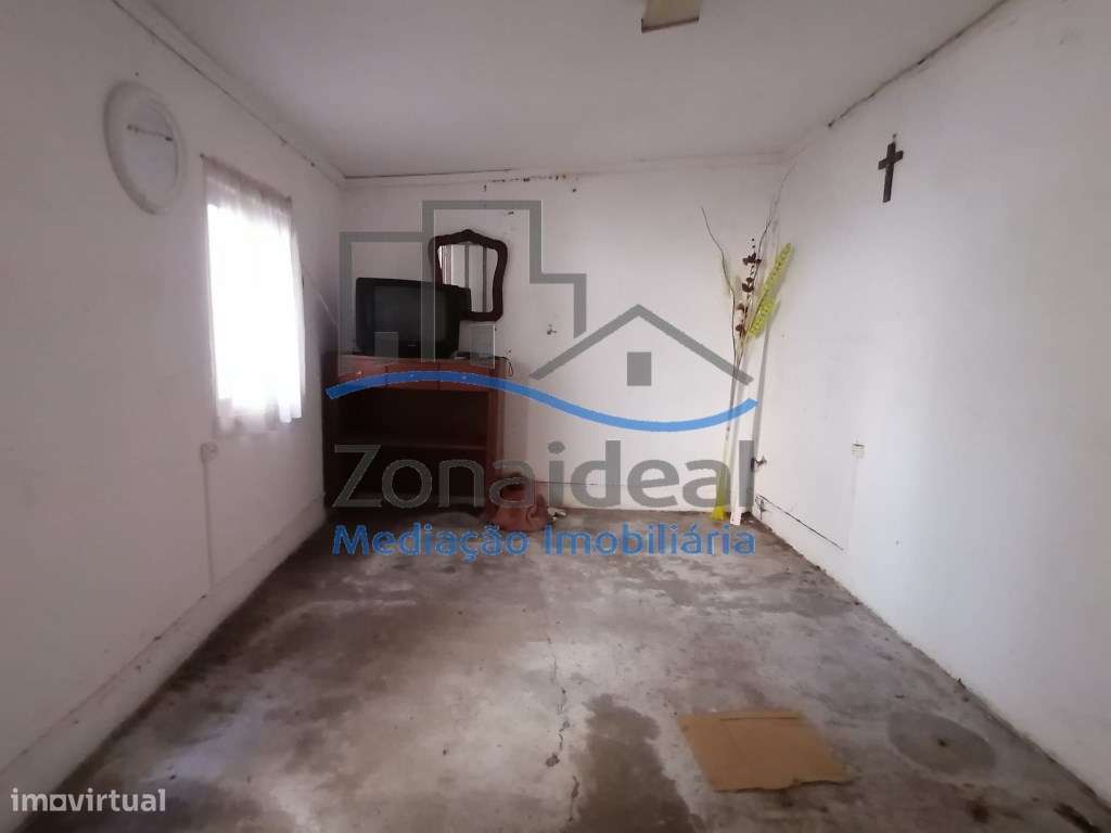 Moradia com quintal e terreno, localizada em Estribeiro, Abrigada, ...-8
