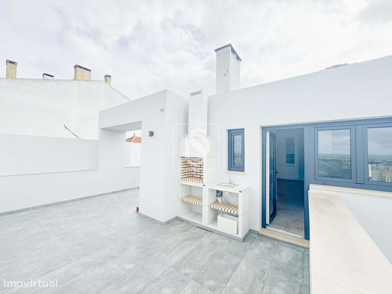 Andar de Moradia T3 situado no 1º Andar - Renovado - com Terraço e Chu - Grande imagem: 3/19