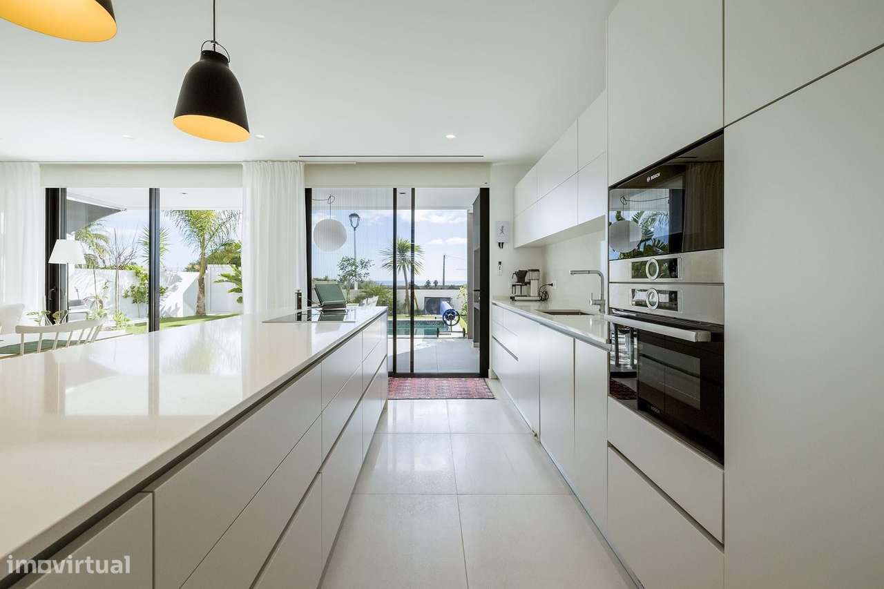 MODERNA E LUXUOSA MORADIA T3 COM PISCINA E GARAGEM PERTO DA MARINA DE-11