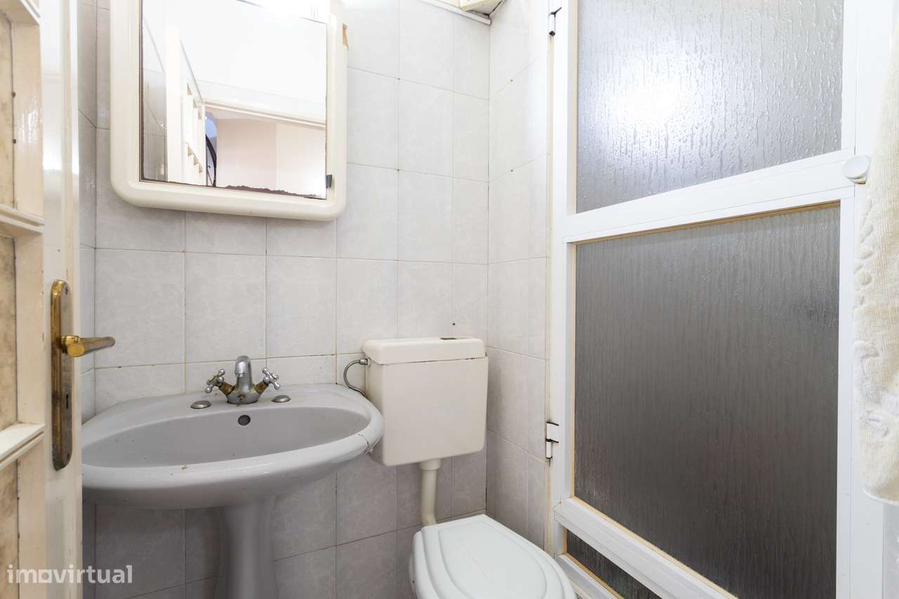 Apartamento T2 na Amadora: Potencial Único com Sótão e Varanda Solaren-8