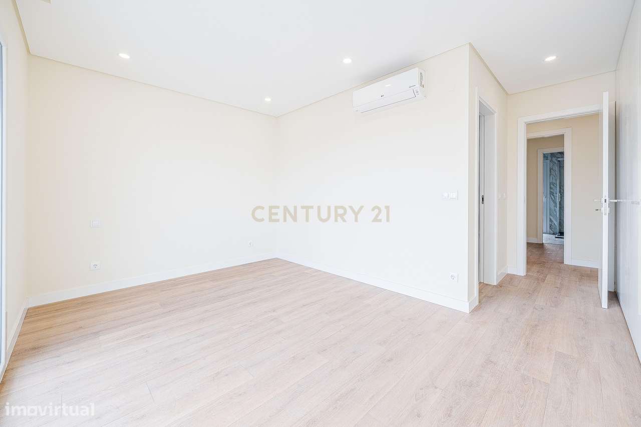 Moradia T4+1 Contemporânea com Piscina-35