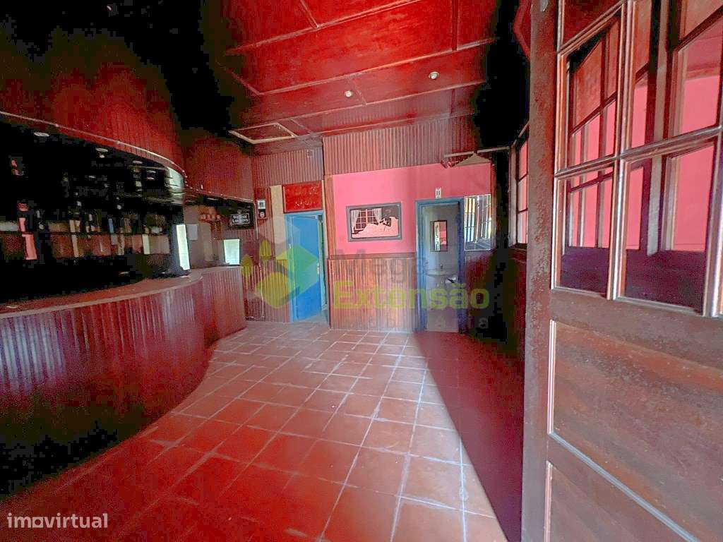 Antigo bar, para recuperar, perto de Alcoentre - junto à A1, com lo...-6