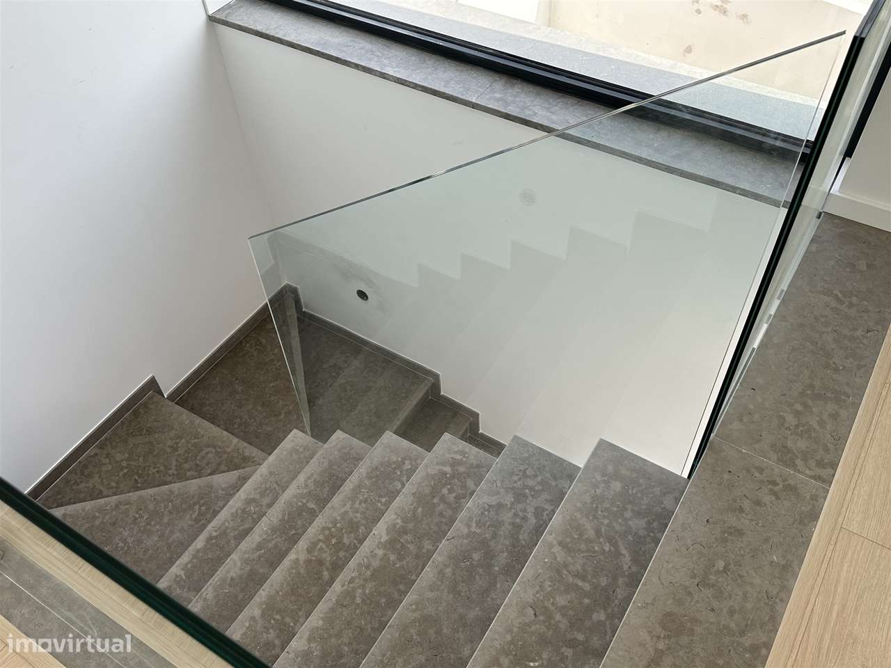 Moradia Unifamiliar de Luxo com Piscina e Jardim-20