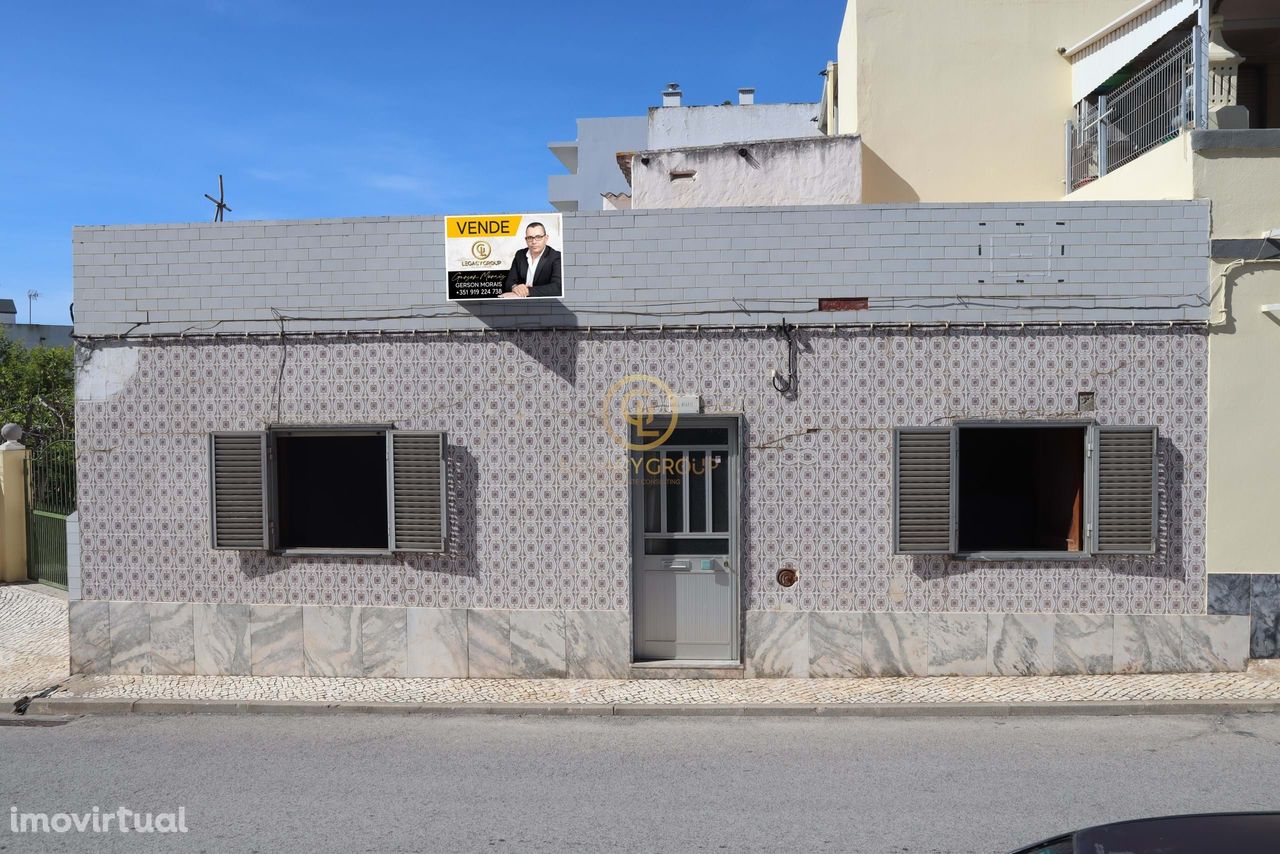 Casa Térrea Devoluta com 2 Quartos e Terraço - Olhão