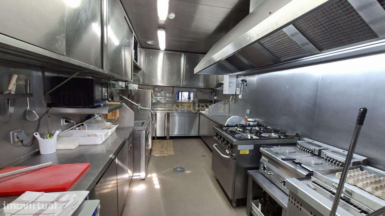 Restaurante / Pastelaria Oasis no Laranjeiro com 272m² e ainda estacio-6