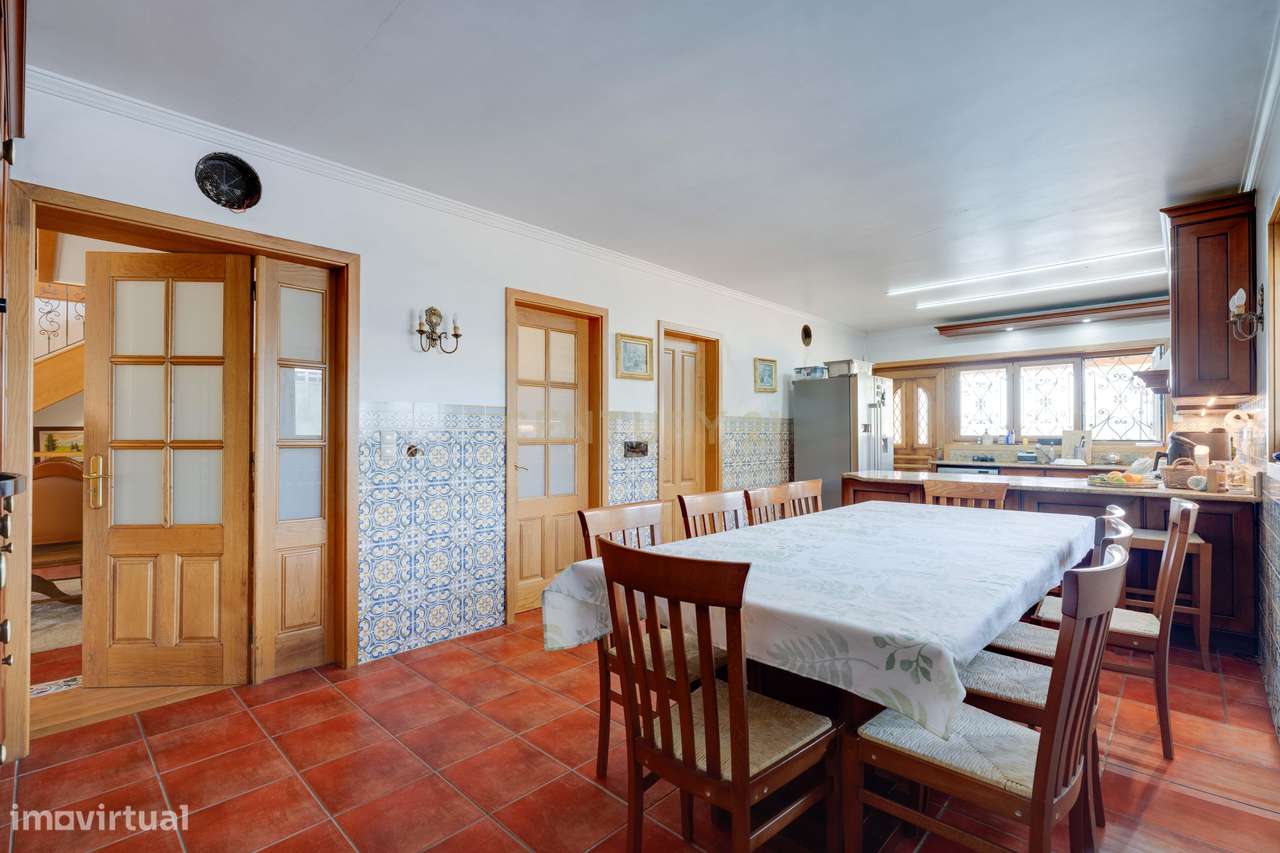 Encantadora Moradia de 4 Frentes-26