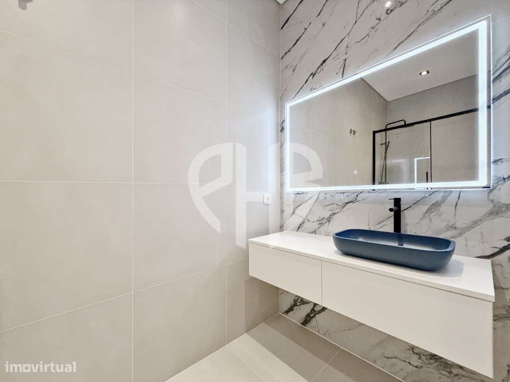 Apartamento T3 // Totalmente Renovado - Av. Almirante Reis-38