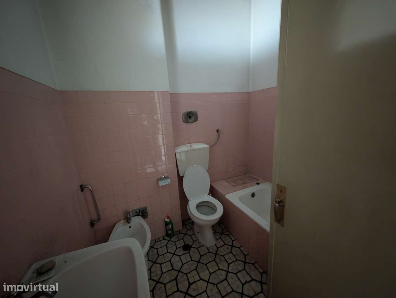 T3 Rua Lusiadas Para Remodelar-9