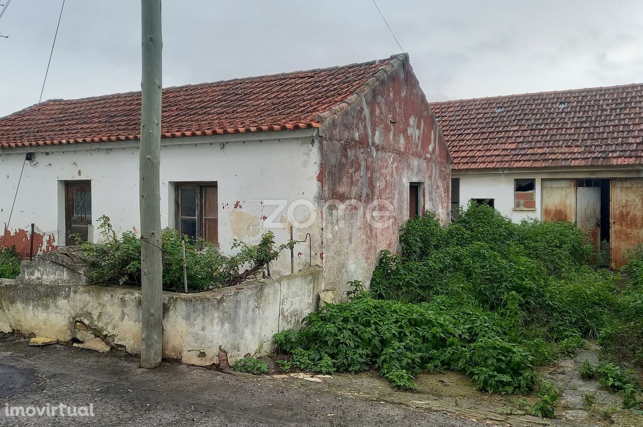 Moradias em ruína na zona histórica Tires inseridas em 980 m2 terre...