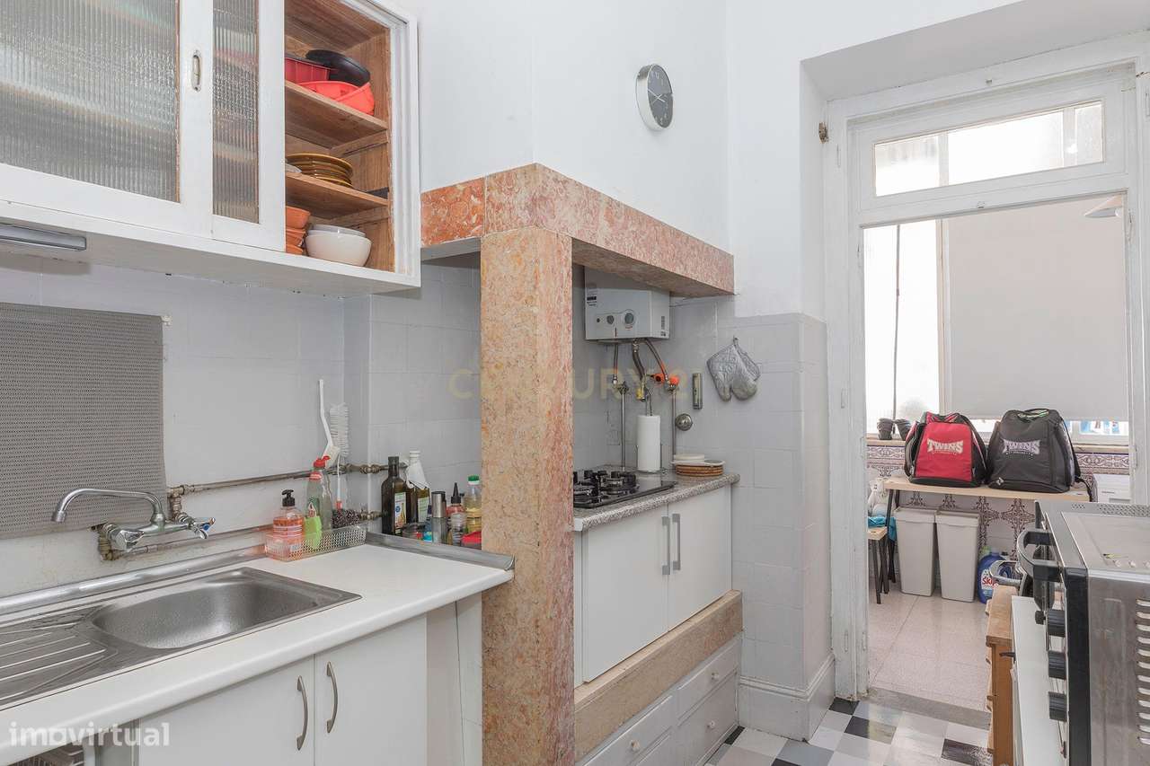 Prédio em propriedade Total | 3 Apartamentos T2+1 e Loja | Lisboa | A-10