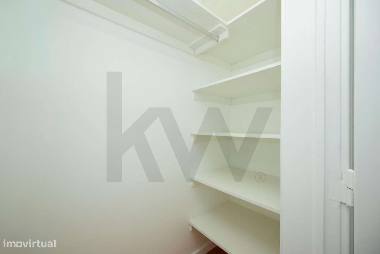 T2 Renovado e Luminoso em Campo de Ourique  — Varanda, Suite e Local - Grande imagem: 4/37