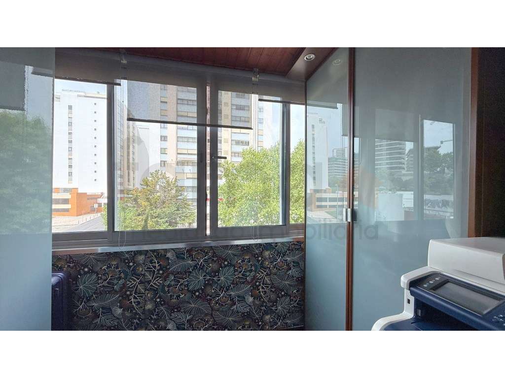 Apartamento T4 em Miraflores-25