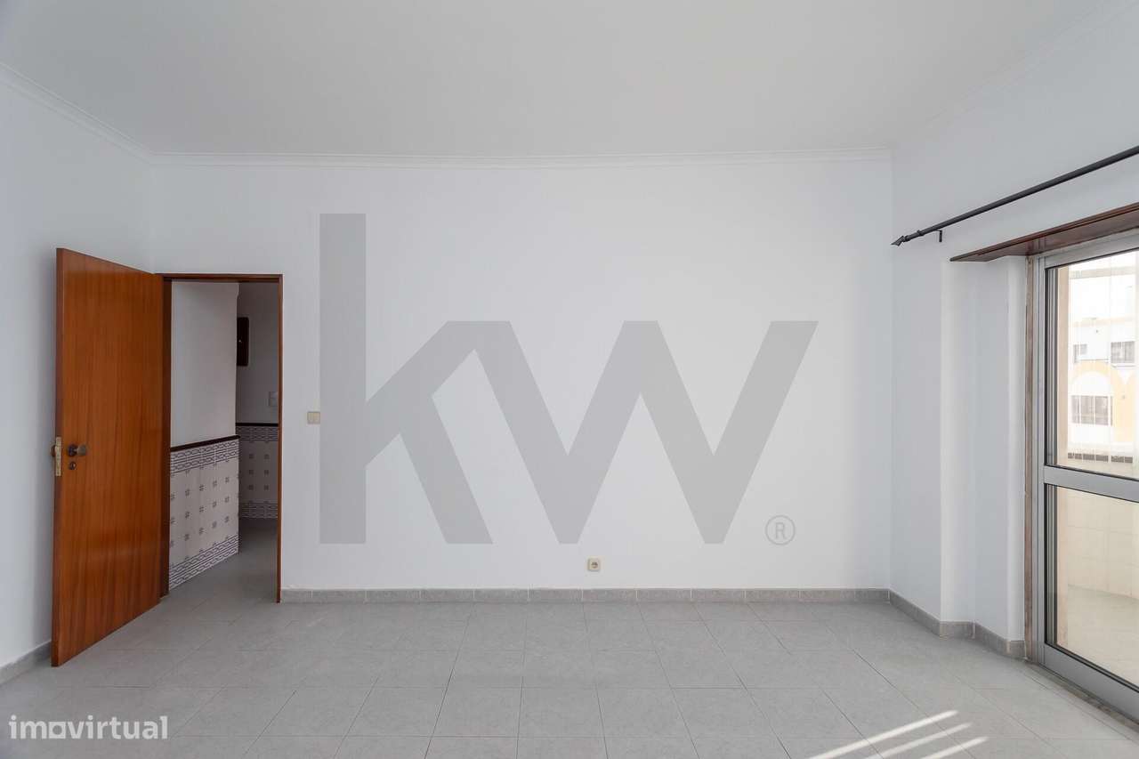 Apartamento T1 | Avenida Dr. Aresta Branco | Varanda e despensa | Cost - Grande imagem: 5/34