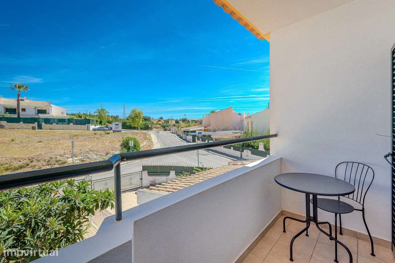 Moradia T2 Geminada C/ 2 Apartamentos Independentes e 238 M2 de Área E-24