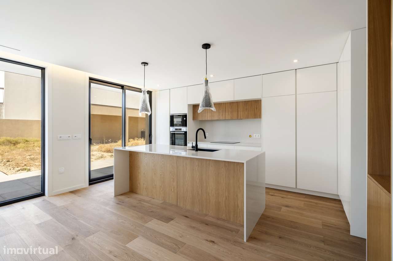 Moradia T3 de Luxo com 3 Suítes, Escritório e Piscina-7