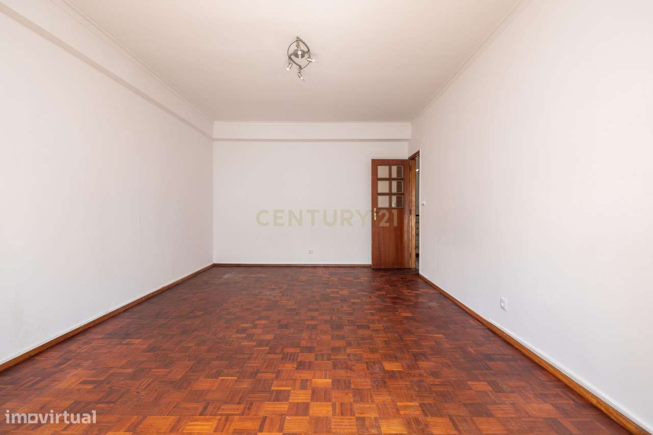 Apartamento T2 em Laranjeiro com vista desafogada e boa localização - Grande imagem: 5/18