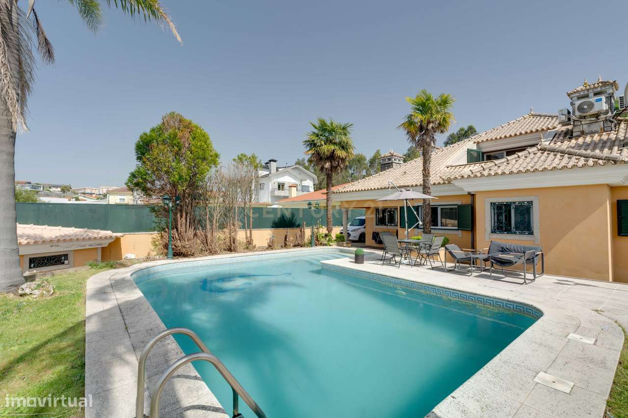 Encantadora Moradia de 4 Frentes-9