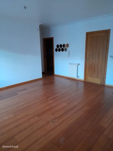 Aluga-se apartamento T1