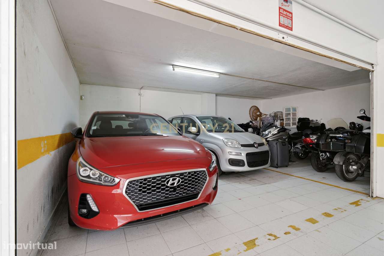 Elegante Apartamento T3 no Estoril com Box Fechada para 3 carros a pou-33