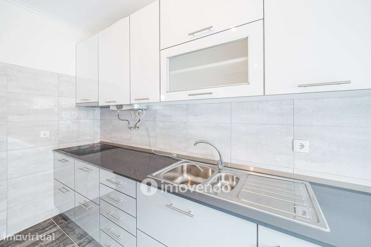 Apartamento T3, com terraço e arrecadação, em Mem Martins-14