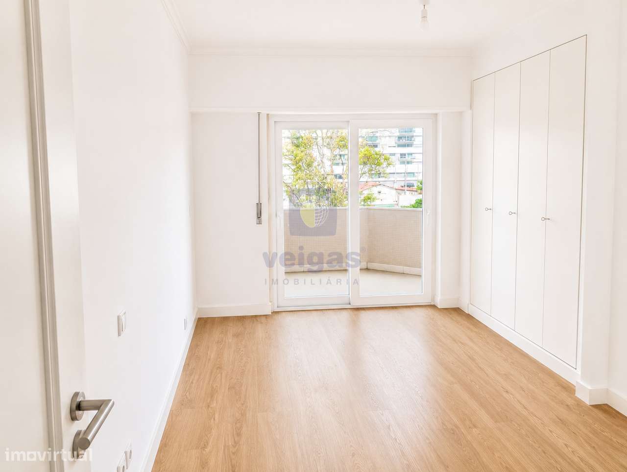 Apartamento T3 Remodelado c/estacionamento na Estrada da Luz-14