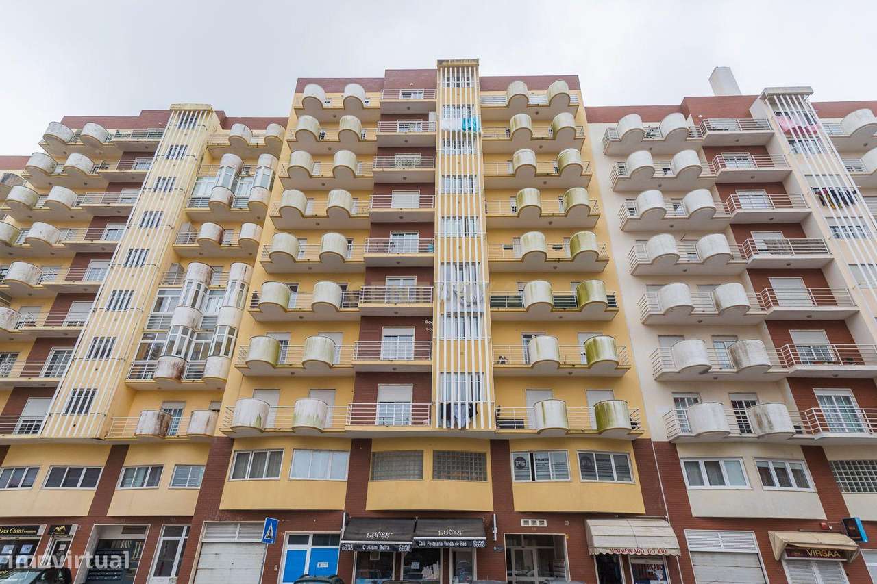 Excelente apartamento T2 com parqueamento em Rio de Mouro-0