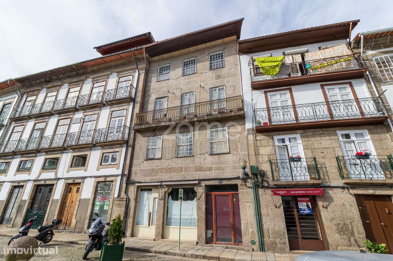 Prédio no centro Histórico de Guimarães - Grande imagem: 2/31