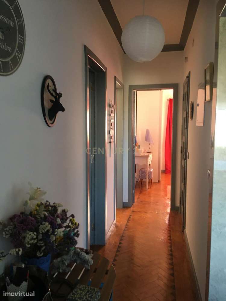 T2 Semi-Remodelado na Cova da Piedade - Excelente Localização!-10