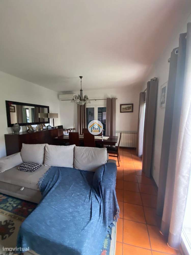 Moradia Geminada  de um dos lados do outro tem entarada e jardim em to-27