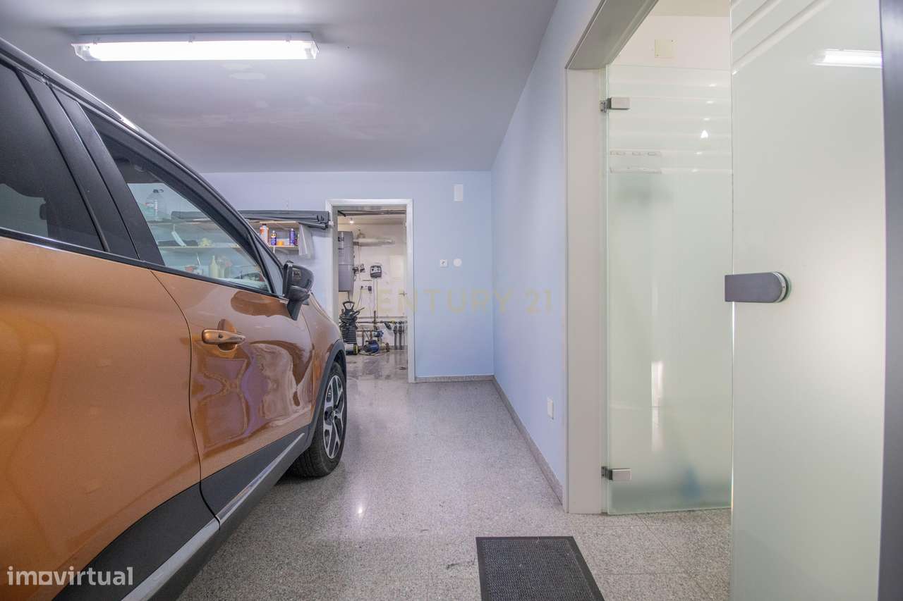 Moradia com piscina, terreno e anexos em Vieira de Leiria e a 2km da p-27