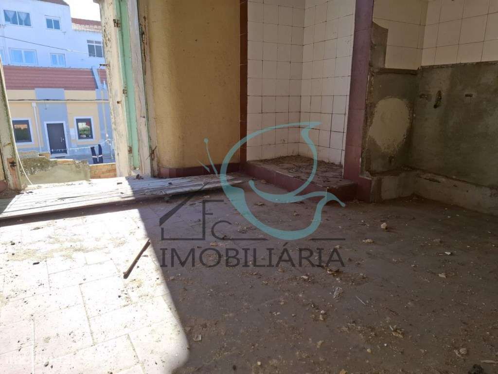 Prédio de 2 pisosem remodelação total no Barreiro - Grande imagem: 3/35