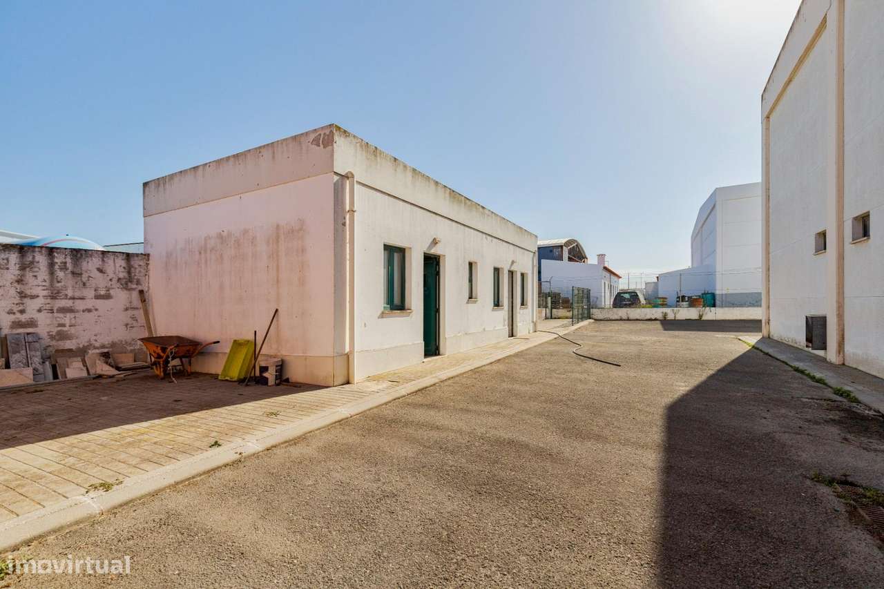 Armazém Industrial com Escritórios e Apartamento T1 | Zona... - Grande imagem: 5/29